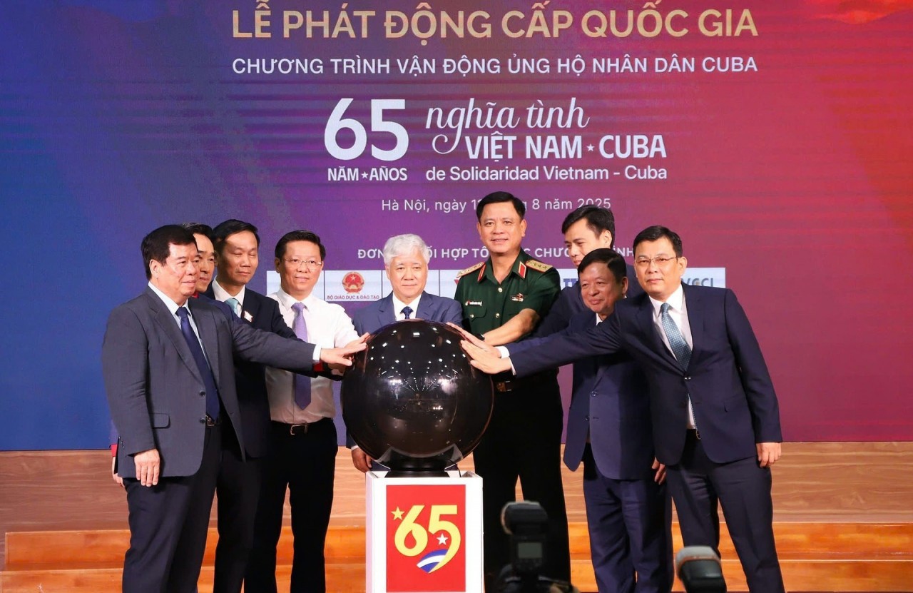 On August 13, 2025, in Hanoi, the Central Committee of the Viet Nam Red Cross Society, in coordination with the Ministry of Foreign Affairs, the Viet Nam Union of Friendship Organizations, the Viet Nam - Cuba Friendship Association, and relevant agencies, organized the national launching ceremony for the fundraising program supporting the people of Cuba, themed “65 years of Viet Nam - Cuba solidarity.” (Photo: VNA).