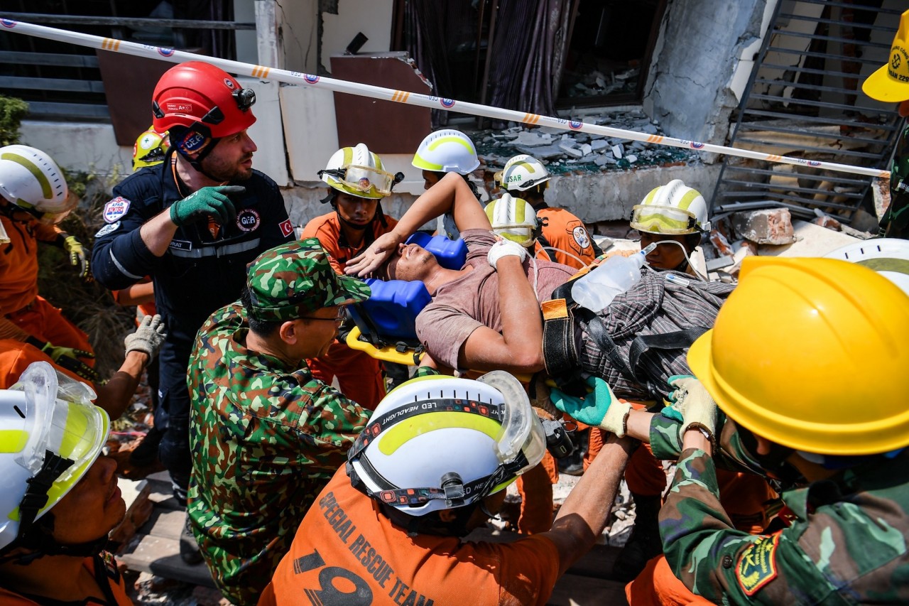 On April 5, 2025, the rescue team of the Ministry of National Defense of Viet Nam, performing an international mission in Myanmar, found and retrieved two more bodies of victims of the March 28, 2025 earthquake. (Photo: People's Newspaper).