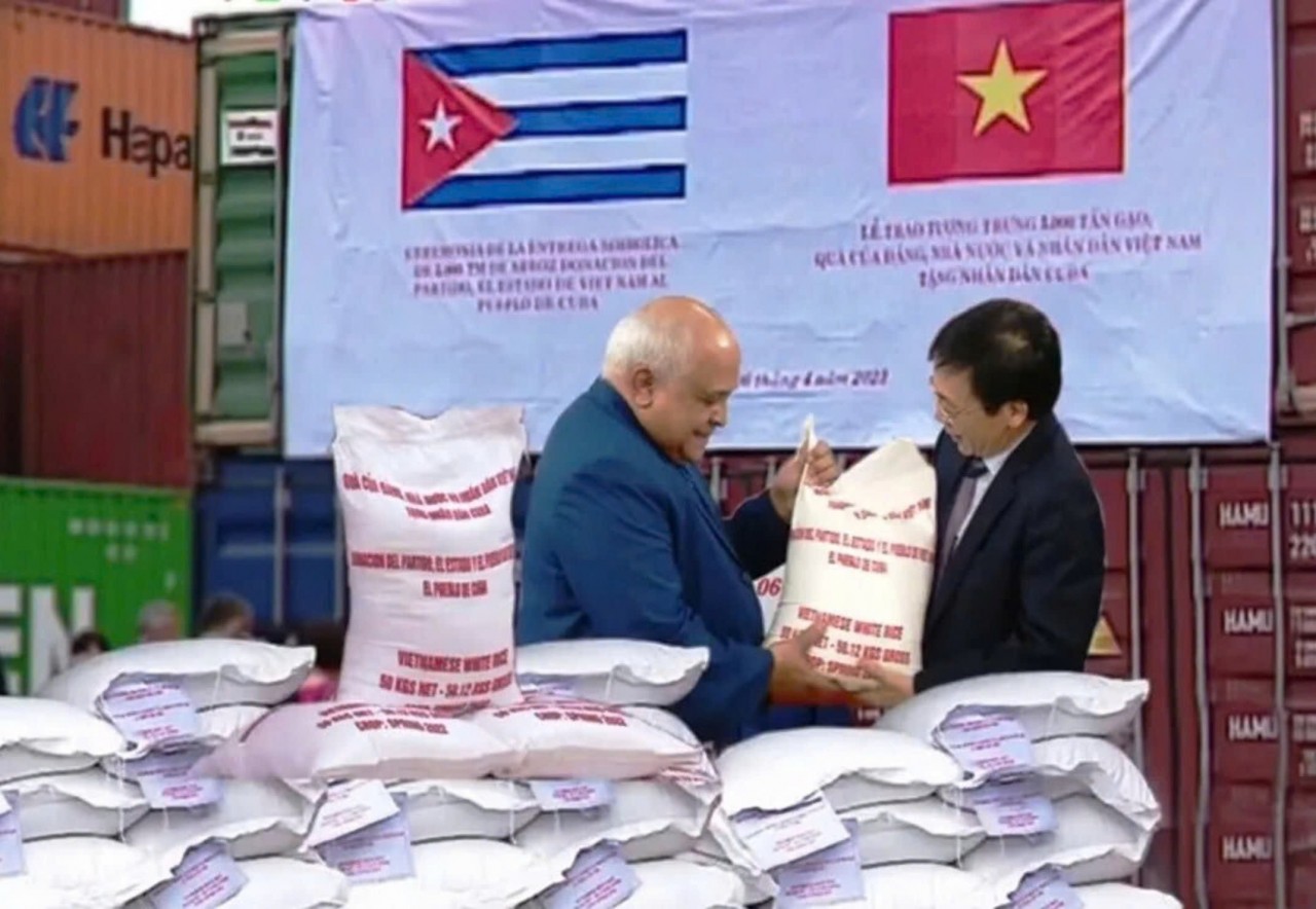 On April 6, 2023, at Hai Phong Port, Viet Nam handed over 5,000 tons of rice to the people of Cuba in the presence of the Cuban Ambassador to Viet Nam Orlando Nicolas Hernandez Guillen. (Photo: VTV).