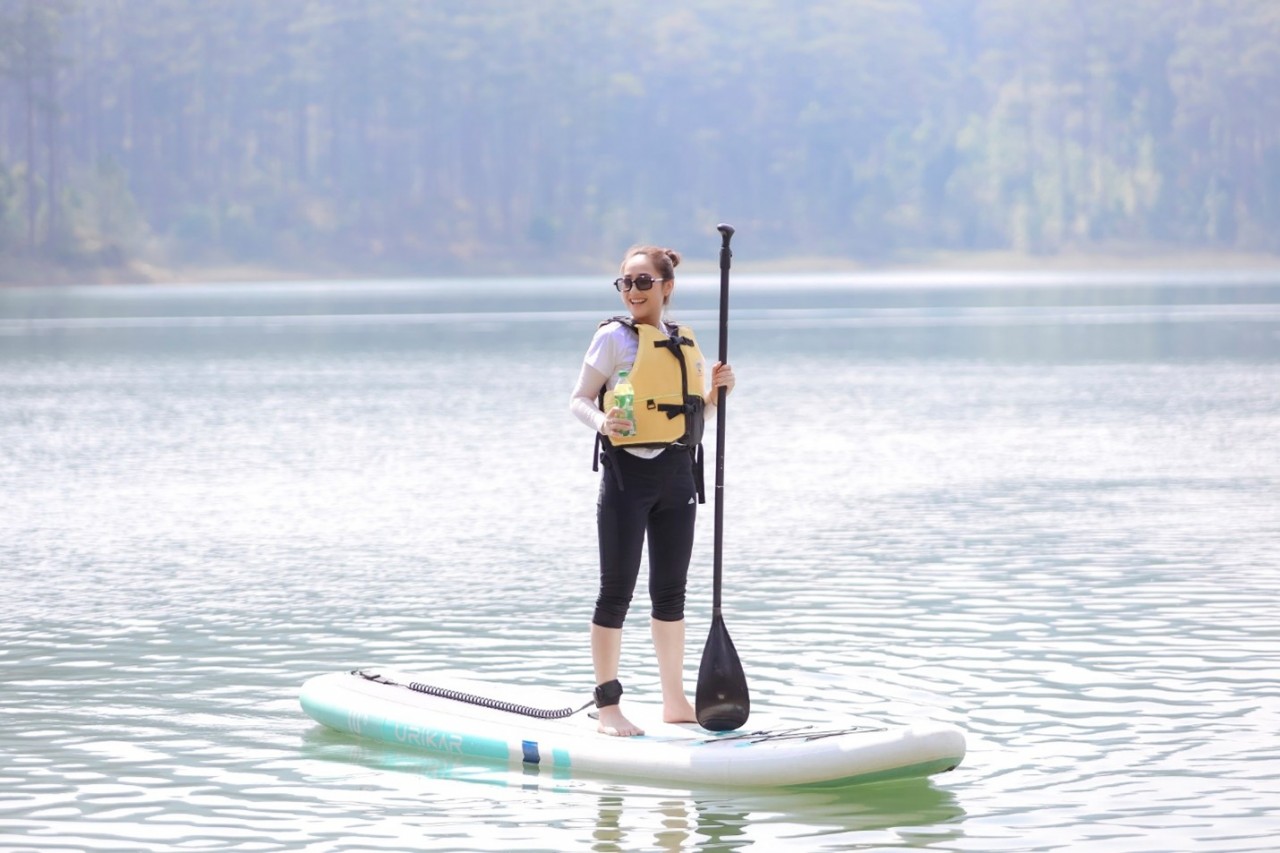 Drinking tea and SUP are some of the favorite activities of young people to reduce stress and cool down life. Drinking tea and SUP are some of the favorite activities of young people to reduce stress and cool down life.