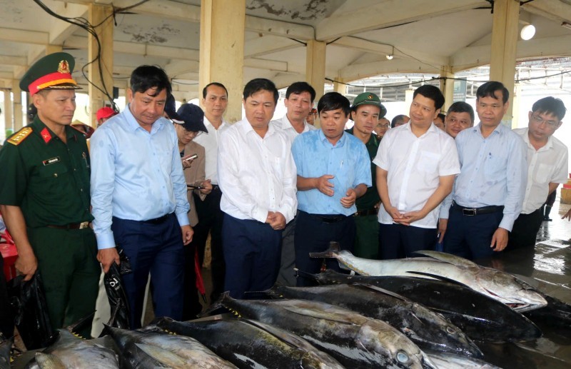 Secretary of the Dak Lak Provincial Party Committee Luong Nguyen Minh Triet and the working delegation conducted an on-site inspection at Dong Tac Fishing Port (Phu Yen Ward). (Photo: L. Loan/daklak.gov.vn) Secretary of the Dak Lak Provincial Party Committee Luong Nguyen Minh Triet and the working delegation conducted an on-site inspection at Dong Tac Fishing Port (Phu Yen Ward). (Photo: L. Loan/daklak.gov.vn)