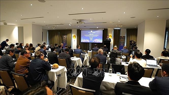 Minister of Industry and Trade Nguyen Hong Dien speaks at the forum of Vietnamese entrepreneurs in Australia, in Melbourne on November 19. (Photo: VNA)