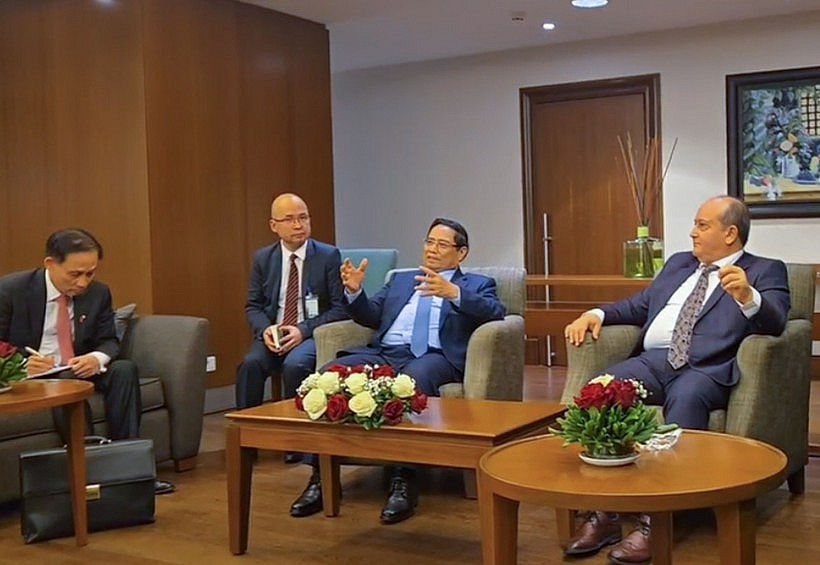 Vietnamese Prime Minister Pham Minh Chinh and his Algerian counterpart Sifi Ghrieb co-chair a working session with ministries, agencies and businesses from both countries. (Photo: VNA)