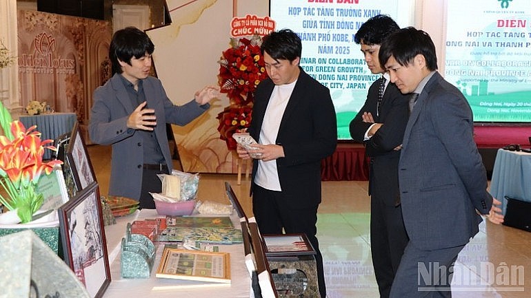Delegates from Kobe City learn about recycled products made from industrial waste by enterprises in Dong Nai Province.