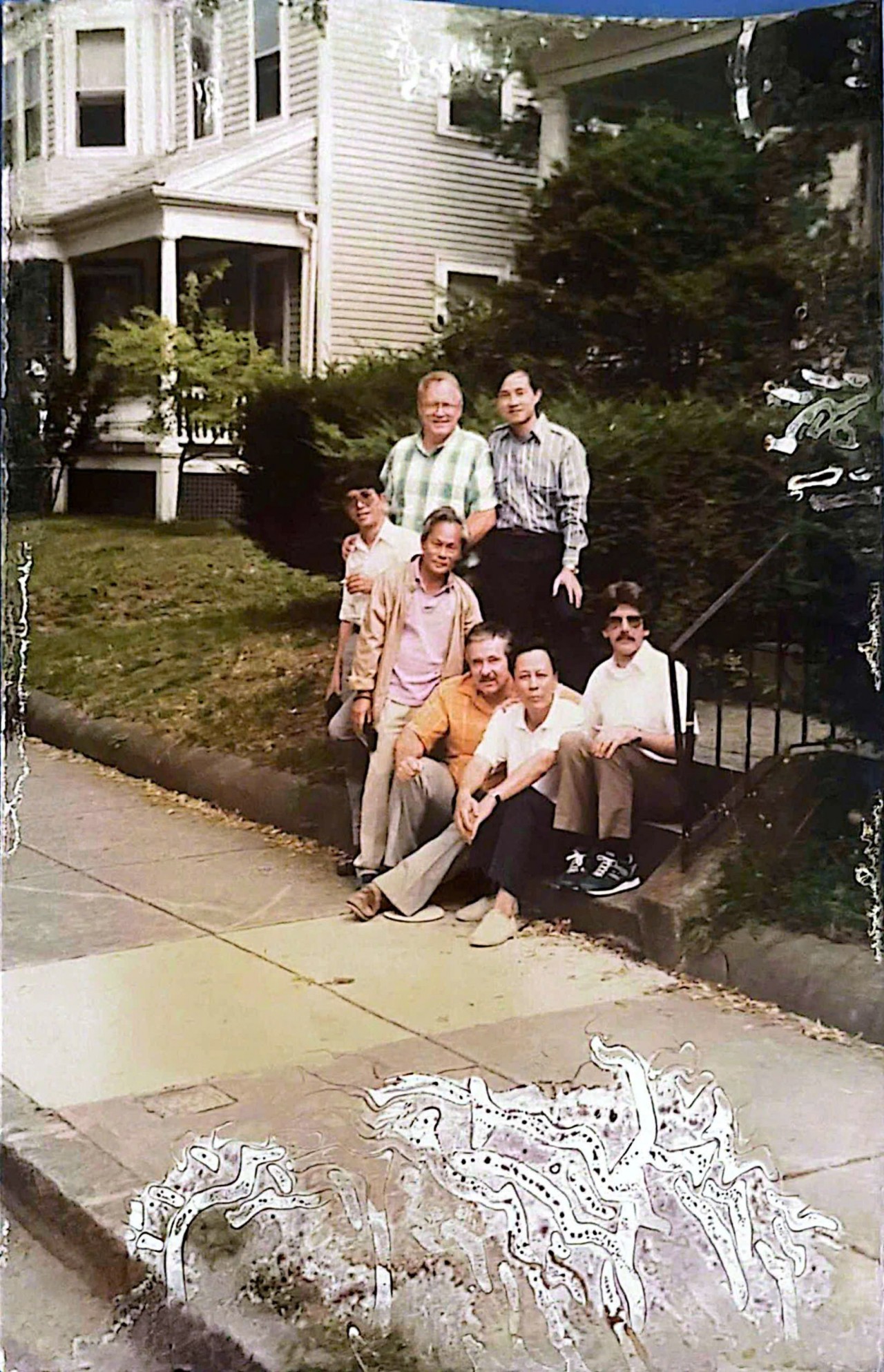 Vietnamese and American writers and veterans posing for a commemorative photo in Boston, Massachusetts, United States, August 2, 1989. (Photo provided by Hà Huy Thông) Vietnamese and American writers and veterans posing for a commemorative photo in Boston, Massachusetts, United States, August 2, 1989. (Photo provided by Hà Huy Thông)