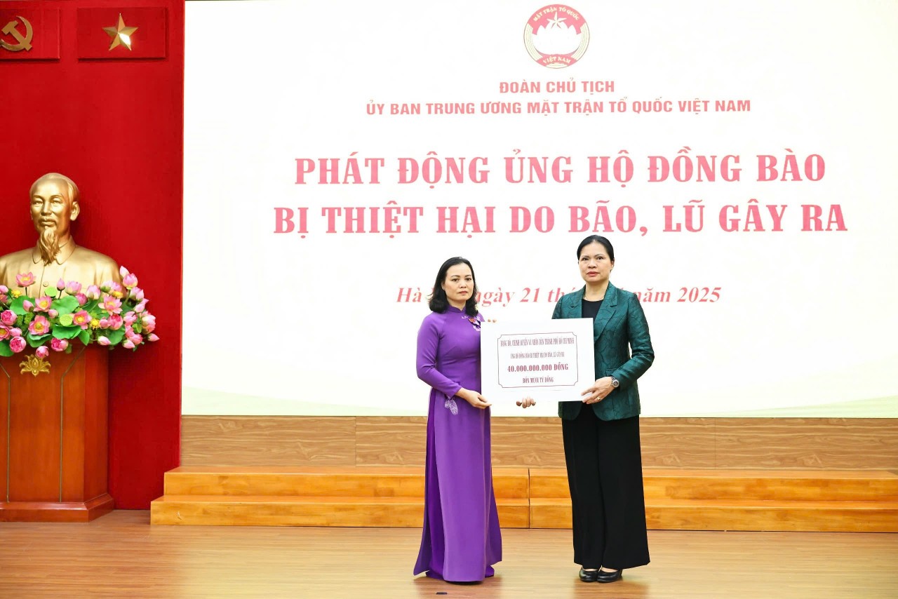 Ha Thi Nga, member of the Party Central Committee and Vice Chair of the Viet Nam Fatherland Front Central Committee, receives donations from the Party Committee, authorities, and people of Ho Chi Minh City. (Photo: Minh Duc)