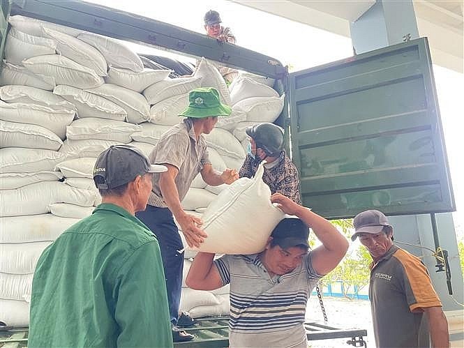 Relief rice is transported to localities heavily affected by recent flooding. (Photo: VNA) Relief rice is transported to localities heavily affected by recent flooding. (Photo: VNA)