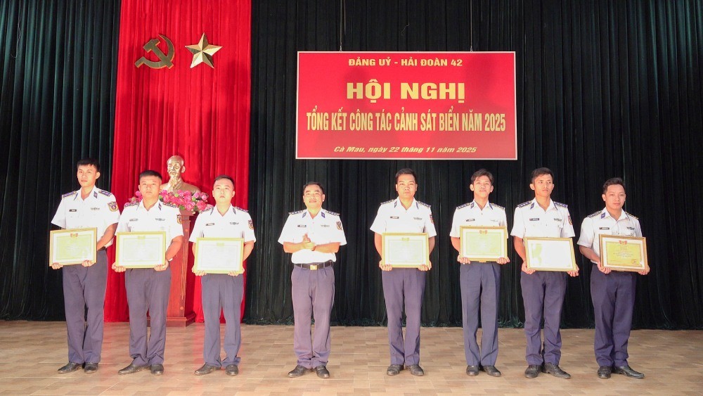 Lieutenant Colonel Trinh Minh Hien (center), Political Commissar of Naval Squadron 42, presents certificates of merit to individuals with outstanding achievements in the 2025 emulation movement. (Photo: Command of Coast Guard Region 4) Lieutenant Colonel Trinh Minh Hien (center), Political Commissar of Naval Squadron 42, presents certificates of merit to individuals with outstanding achievements in the 2025 emulation movement. (Photo: Command of Coast Guard Region 4)