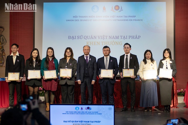 Ambassador Dinh Toan Thang (center) presents certificates of merit to outstanding members of the Union for their notable contributions during the 2022–2025 term. (Photo: People's Newspaper) Ambassador Dinh Toan Thang (center) presents certificates of merit to outstanding members of the Union for their notable contributions during the 2022–2025 term. (Photo: People's Newspaper)