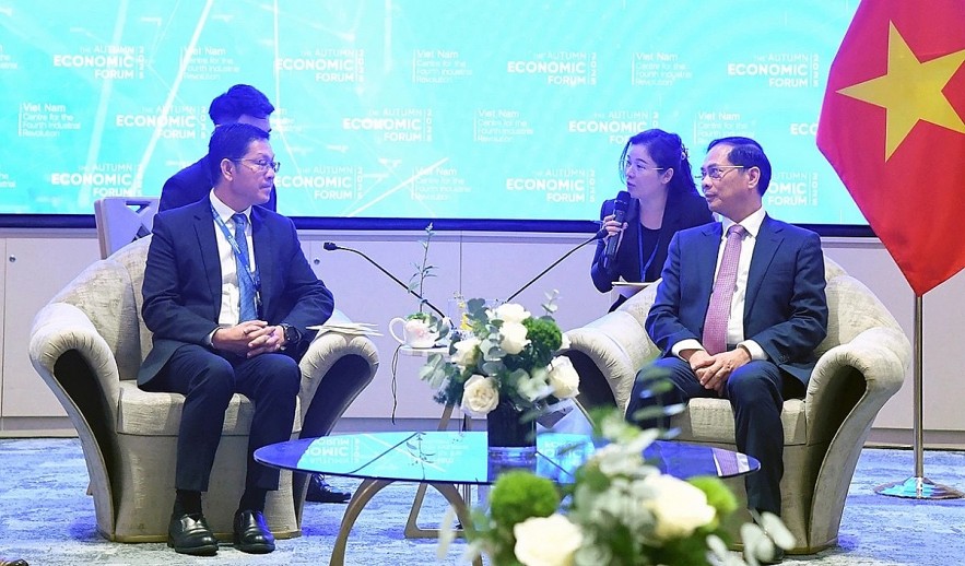 Vietnamese Deputy Prime Minister Bui Thanh Son (R) meets Lao Deputy Minister of Technology and Communications Saysanaa Sitthiphone in Ho Chi Minh City on November 25 on the sidelines ò the 2025 Autumn Economic Forum. Vietnamese Deputy Prime Minister Bui Thanh Son (R) meets Lao Deputy Minister of Technology and Communications Saysanaa Sitthiphone in Ho Chi Minh City on November 25 on the sidelines ò the 2025 Autumn Economic Forum.