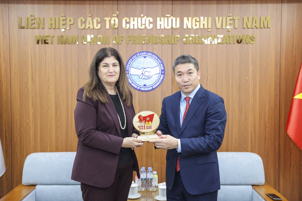 President of the Vietnam Union of Friendship Organizations Phan Anh Sơn (right) presents a souvenir to Minister of Foreign Affairs and Expatriates of the State of Palestine Varsen Aghabekian Shahin. (Photo: Đinh Hòa) President of the Vietnam Union of Friendship Organizations Phan Anh Sơn (right) presents a souvenir to Minister of Foreign Affairs and Expatriates of the State of Palestine Varsen Aghabekian Shahin. (Photo: Đinh Hòa)