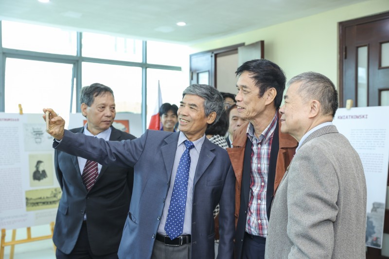 Many former students and researchers attended the gathering. (Photo: Đinh Hòa)