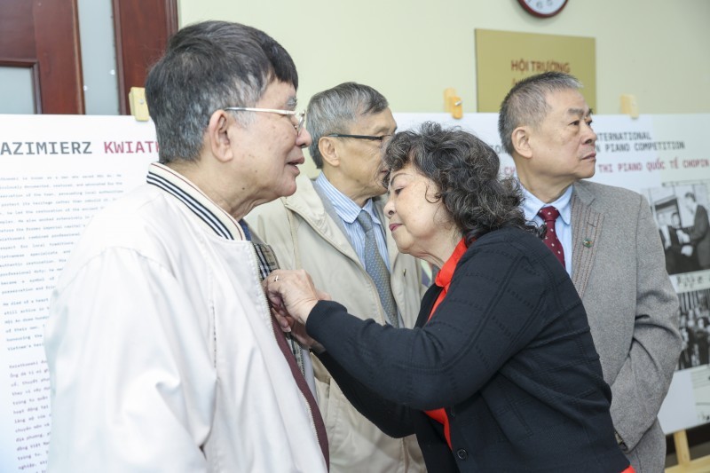 Many former students and researchers attended the gathering. (Photo: Đinh Hòa)