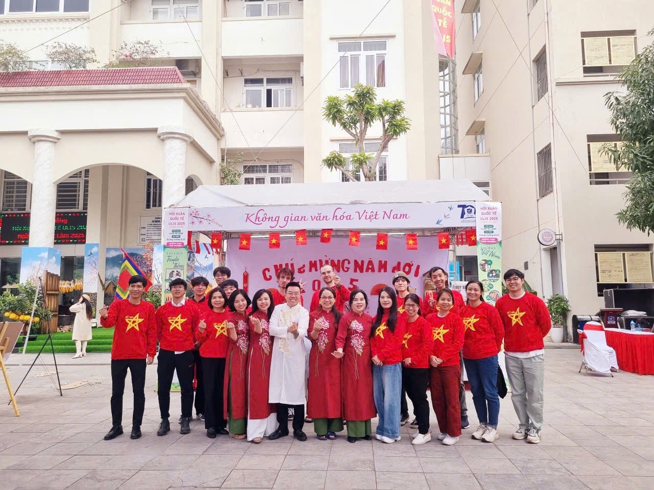 Hikaru Watanabe and international students experienced Vietnamese cultural space at the University of Languages and International Studies. (Photo: Pham Ly) Hikaru Watanabe and international students experienced Vietnamese cultural space at the University of Languages and International Studies. (Photo: Pham Ly)
