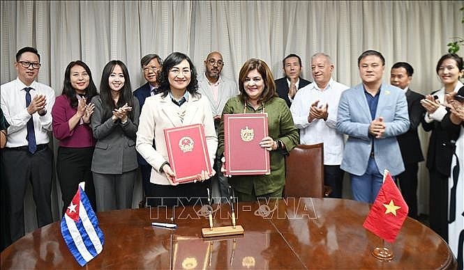 Vietnamese Deputy Minister of Industry and Trade Phan Thị Thang and Cuban Vice Minister of International Trade and Foreign Investment Deborah Rivas Saavedra sign the meeting's minutes (Photo: VNA) Vietnamese Deputy Minister of Industry and Trade Phan Thị Thang and Cuban Vice Minister of International Trade and Foreign Investment Deborah Rivas Saavedra sign the meeting's minutes (Photo: VNA)