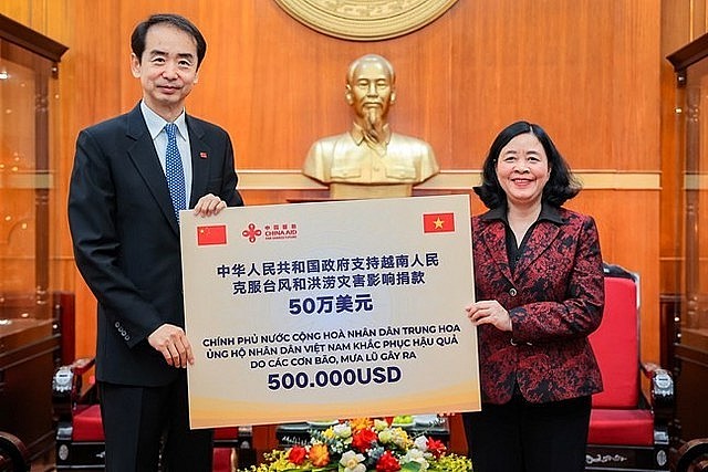 Chinese Ambassador He Wei hands over US$500,000 in aid to President of the Central Committee of the Viet Nam Fatherland Front Bui Thi Minh Hoai, Ha Noi, December 4, 2025. Photo: VGP Chinese Ambassador He Wei hands over US$500,000 in aid to President of the Central Committee of the Viet Nam Fatherland Front Bui Thi Minh Hoai, Ha Noi, December 4, 2025. Photo: VGP