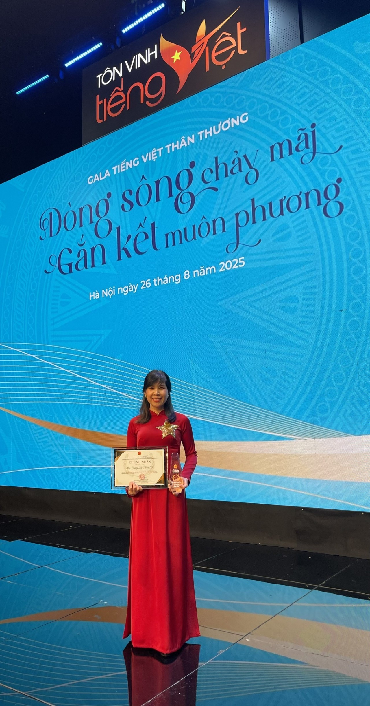 Dr. Hoàng Thị Hồng Hà receives the title “Overseas Vietnamese Language Ambassador 2025.” Dr. Hoàng Thị Hồng Hà receives the title “Overseas Vietnamese Language Ambassador 2025.”