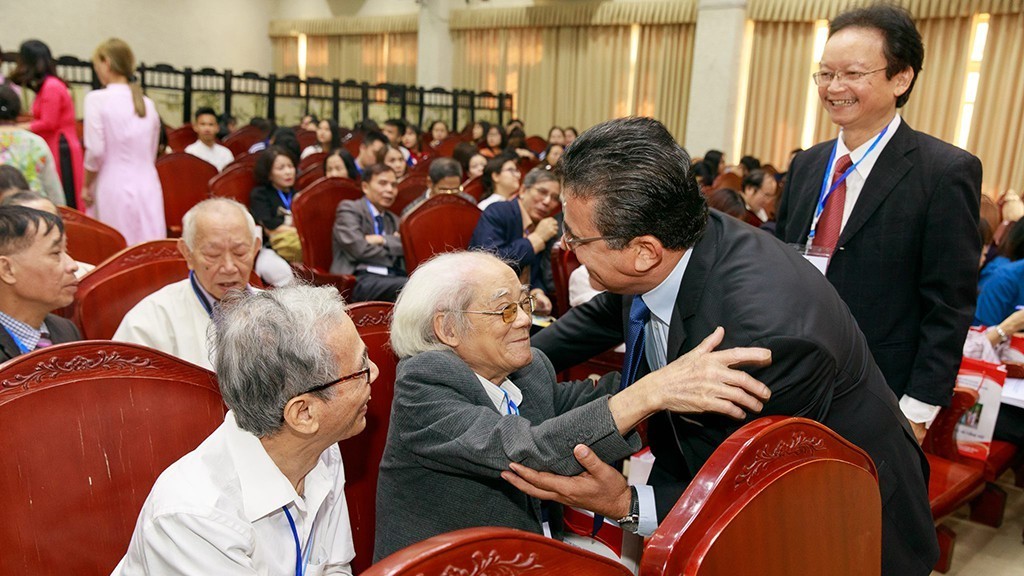 Ambassador Saadi Salama – the Ambassador Extraordinary and Plenipotentiary of Palestine to Vietnam – and Professor Hoàng Trọng Phiến. (Photo: Thành Long) Ambassador Saadi Salama – the Ambassador Extraordinary and Plenipotentiary of Palestine to Vietnam – and Professor Hoàng Trọng Phiến. (Photo: Thành Long)