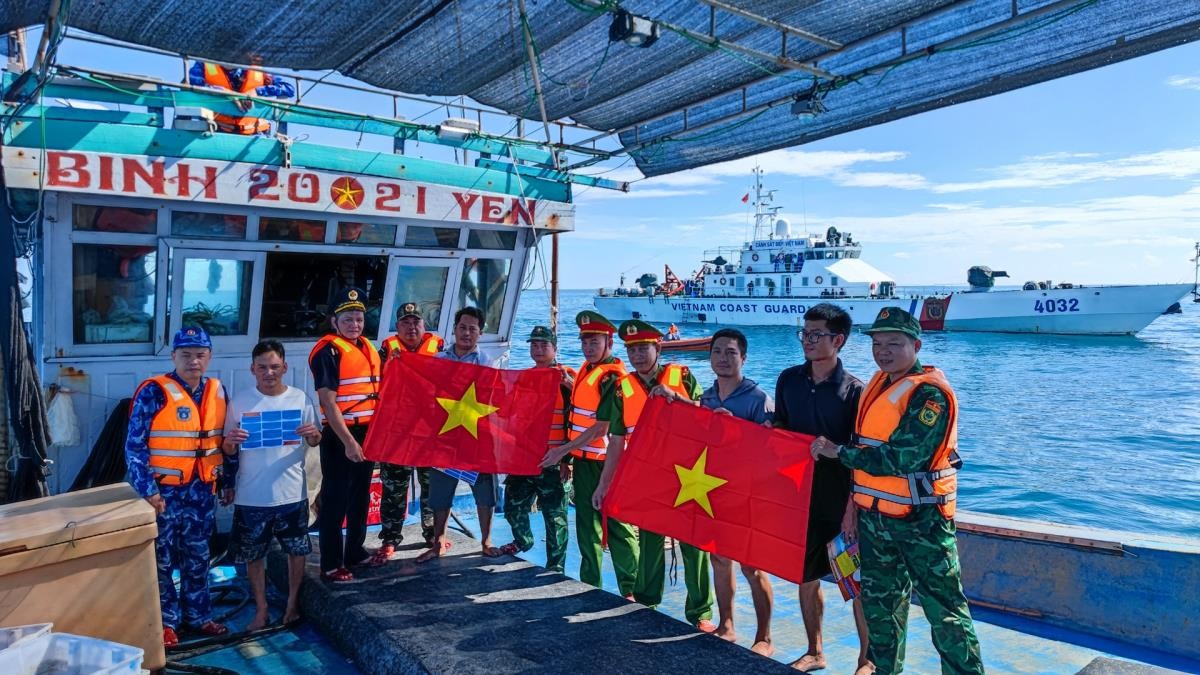 Authorities inspect and conduct communication activities on preventing and combating IUU fishing on fishing vessels (Photo: cand.com.vn).