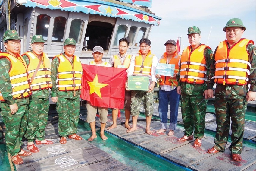 Authorities coordinate communications and enforcement to prevent and combat IUU fishing. (Photo: huengaynay.vn)