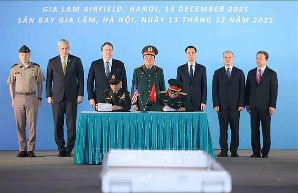 At the signing ceremony for the 171st repatriation of remains of US servicemen (Photo: VNA)