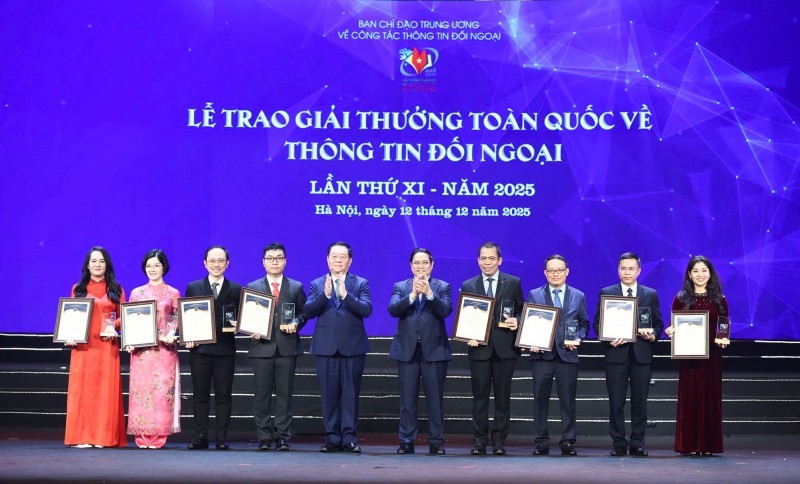 Prime Minister Pham Minh Chinh and Head of the Central Steering Committee for External Information, Director of the General Department of Politics of the Vietnam People’s Army Nguyen Trong Nghia presented First Prizes to the authors. (Photo: Hoài Nam/Vietnam+)