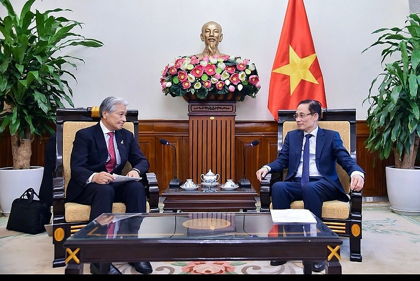 Minister of Foreign Affairs Le Hoai Trung (right) meets with Fukuda Tomikazu, Governor of Japan’s Tochigi prefecture in Hanoi on December 16. (Photo: Courtesy of the Ministry of Foreign Affairs)