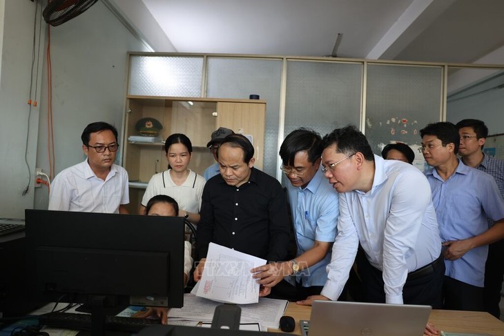 The Government Inspectorate delegation conducts an inspection at the Tan Phuoc Fishing Port Management Board, Long Hai commune. (Photo: VNA) The Government Inspectorate delegation conducts an inspection at the Tan Phuoc Fishing Port Management Board, Long Hai commune. (Photo: VNA)