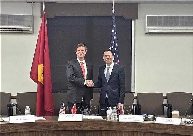 Vietnamese Deputy Minister of Foreign Affairs Dang Hoang Giang (R) and US Acting Assistant Secretary of State Fleet White (Photo: VNA) Vietnamese Deputy Minister of Foreign Affairs Dang Hoang Giang (R) and US Acting Assistant Secretary of State Fleet White (Photo: VNA)