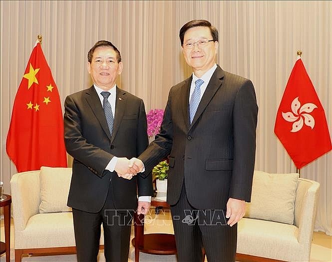 Deputy Prime Minister Ho Duc Phoc (left) and Chief Executive of the Hong Kong Special Administrative Region (HKSAR) John Lee Ka-chiu at their meeting on December 19 (Photo: VNA) Deputy Prime Minister Ho Duc Phoc (left) and Chief Executive of the Hong Kong Special Administrative Region (HKSAR) John Lee Ka-chiu at their meeting on December 19 (Photo: VNA)