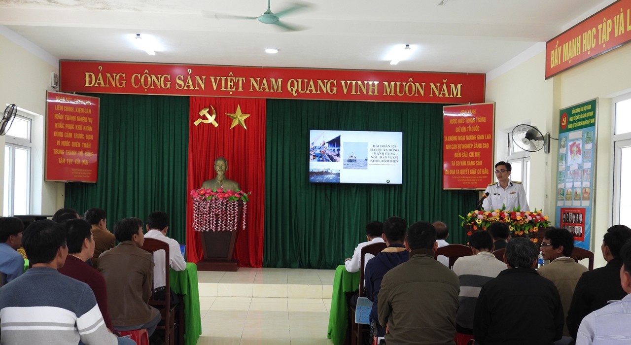 The presenter delivers information on combating IUU fishing and on the operations of fishing harbors and fishing villages. (Photo: Duy Tan/Vietnam Naval Newspaper) The presenter delivers information on combating IUU fishing and on the operations of fishing harbors and fishing villages. (Photo: Duy Tan/Vietnam Naval Newspaper)