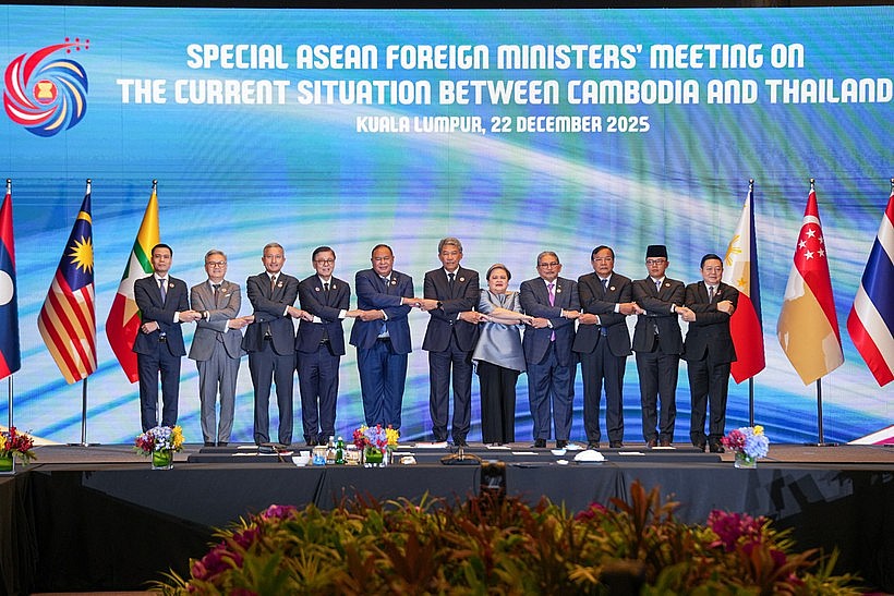 Participants pose for a group photo at the ASEAN foreign ministers’ special meeting on the current situation between Cambodia and Thailand, held in Kuala Lumpur, Malaysia, on December 22. (Photo: Vietnamese Ministry of Foreign Affairs) Participants pose for a group photo at the ASEAN foreign ministers’ special meeting on the current situation between Cambodia and Thailand, held in Kuala Lumpur, Malaysia, on December 22. (Photo: Vietnamese Ministry of Foreign Affairs)