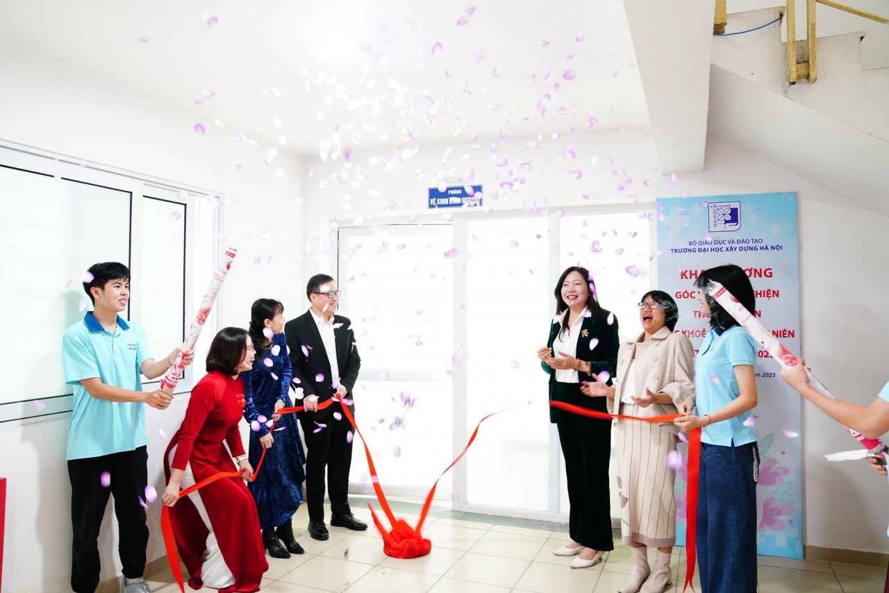 Opening ceremony of the “Student-Friendly Health Corner.” (Photo: Plan International Vietnam) Opening ceremony of the “Student-Friendly Health Corner.” (Photo: Plan International Vietnam)