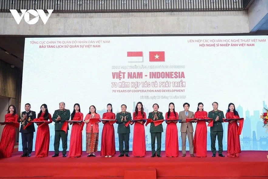 Delegates cut the ribbon to open the exhibition.