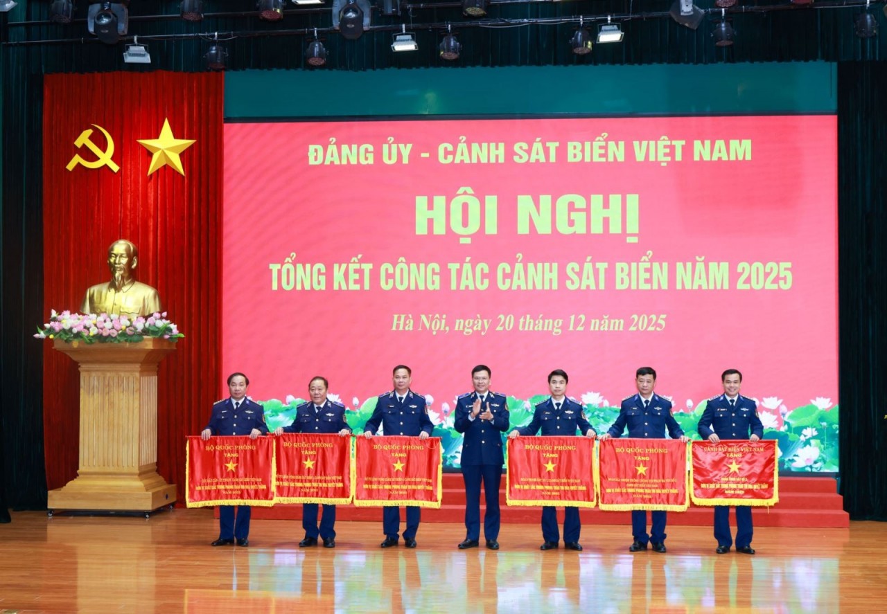 Under authorization from higher-level leaders, Major General Le Dinh Cuong, Commander of the Viet Nam Coast Guard, presented the Ministry of National Defence’s Emulation Flag to collectives. (Photo: Viet Nam Coast Guard)