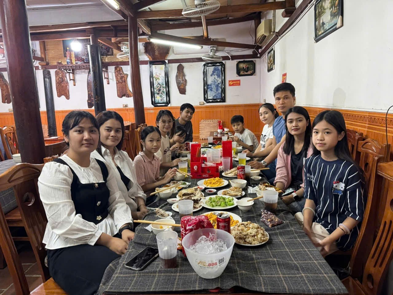 The family of Tran Dinh Truong meets with the Cambodian students they are sponsoring. (Photo: provided by the individual) The family of Tran Dinh Truong meets with the Cambodian students they are sponsoring. (Photo: provided by the individual)