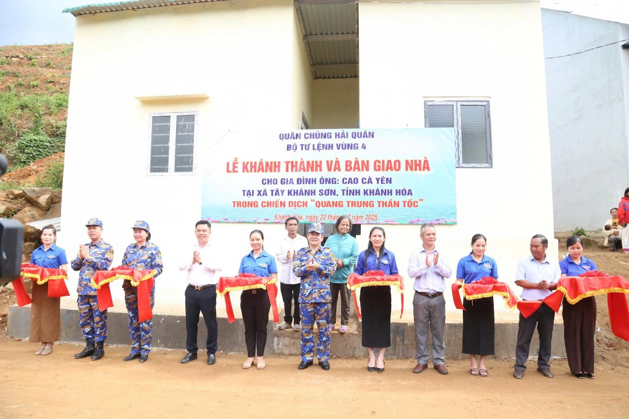 Delegates cut the ribbon to inaugurate and hand over the house. (Photo: Thanh Hoang). Delegates cut the ribbon to inaugurate and hand over the house. (Photo: Thanh Hoang).