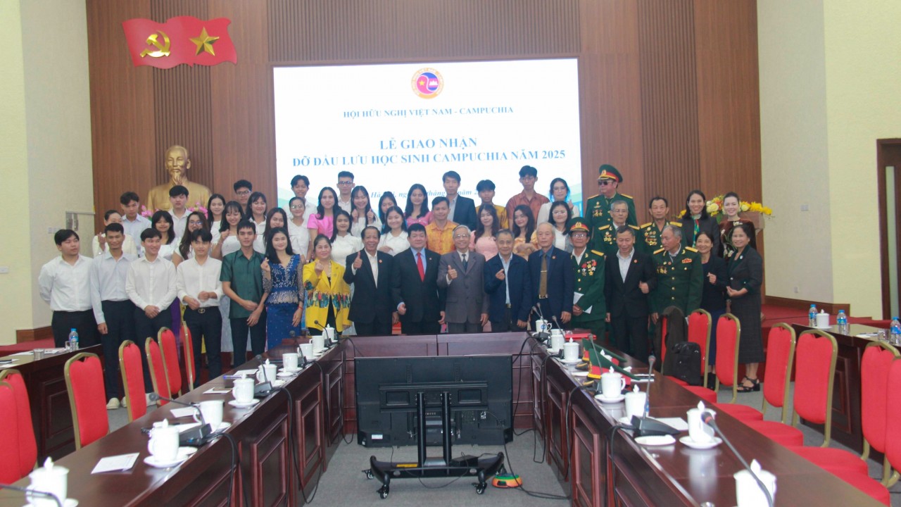 Ul Vuthy (far right), a second-year student majoring in Auditing at the National Economics University, at the 2025 ceremony for handing over sponsorship of Cambodian students, December 21, 2025. (Photo: Thanh Luan) Ul Vuthy (far right), a second-year student majoring in Auditing at the National Economics University, at the 2025 ceremony for handing over sponsorship of Cambodian students, December 21, 2025. (Photo: Thanh Luan)