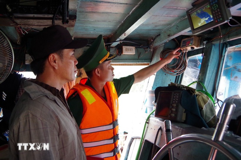 The Dong Thap Provincial Border Guard inspects the operation of the fishing vessel monitoring system. (Photo: Cong Tri/TTXVN). The Dong Thap Provincial Border Guard inspects the operation of the fishing vessel monitoring system. (Photo: Cong Tri/TTXVN).
