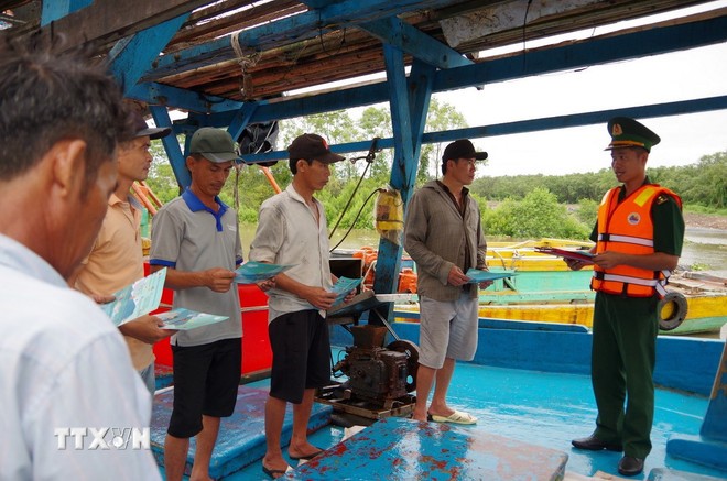The Vam Lang Border Guard control station disseminates information on IUU fishing prevention and presents national flags to captains and fishermen. (Photo: Cong Tri/VNA). The Vam Lang Border Guard control station disseminates information on IUU fishing prevention and presents national flags to captains and fishermen. (Photo: Cong Tri/VNA).