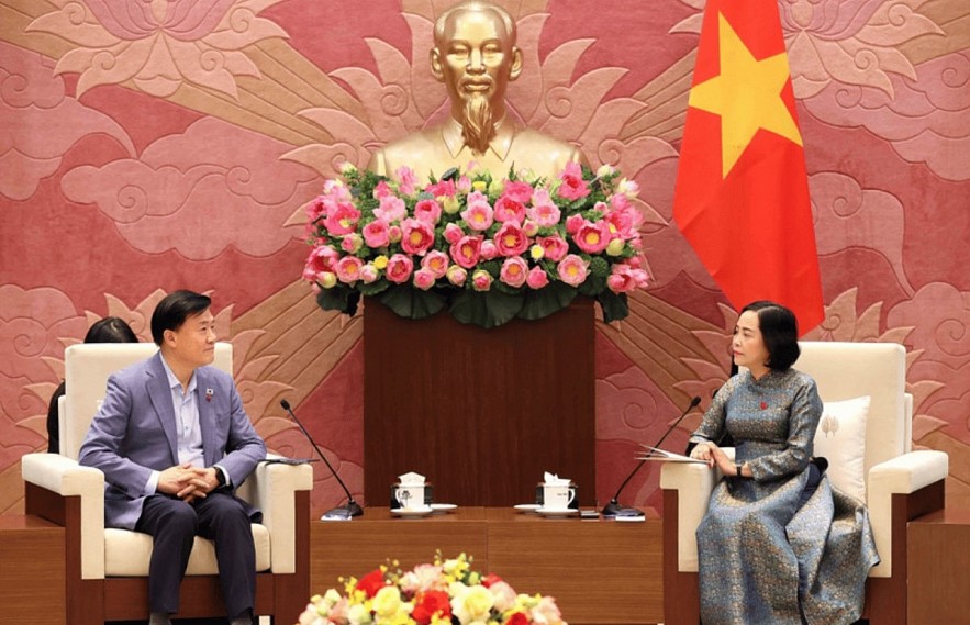 Vice Chairwoman of the National Assembly Nguyen Thi Thanh (right) receives Prof. Kim Hak-min, head of the Ethics Investigation Advisory Committee of the RoK National Assembly, in Hanoi on December 26. (Photo: VNA) Vice Chairwoman of the National Assembly Nguyen Thi Thanh (right) receives Prof. Kim Hak-min, head of the Ethics Investigation Advisory Committee of the RoK National Assembly, in Hanoi on December 26. (Photo: VNA)