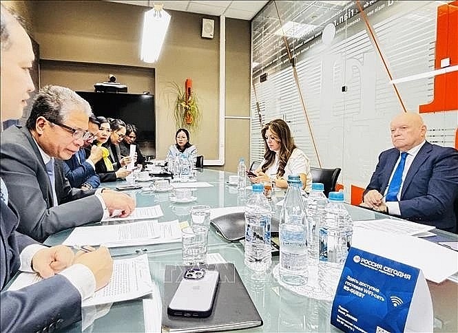 The working session between Vietnamese Ambassador to Russia Dang Minh Khoi and the director general and other leaders of the Russian international media group Rossiya Segodnya on December 25. (Photo: VNA) The working session between Vietnamese Ambassador to Russia Dang Minh Khoi and the director general and other leaders of the Russian international media group Rossiya Segodnya on December 25. (Photo: VNA)