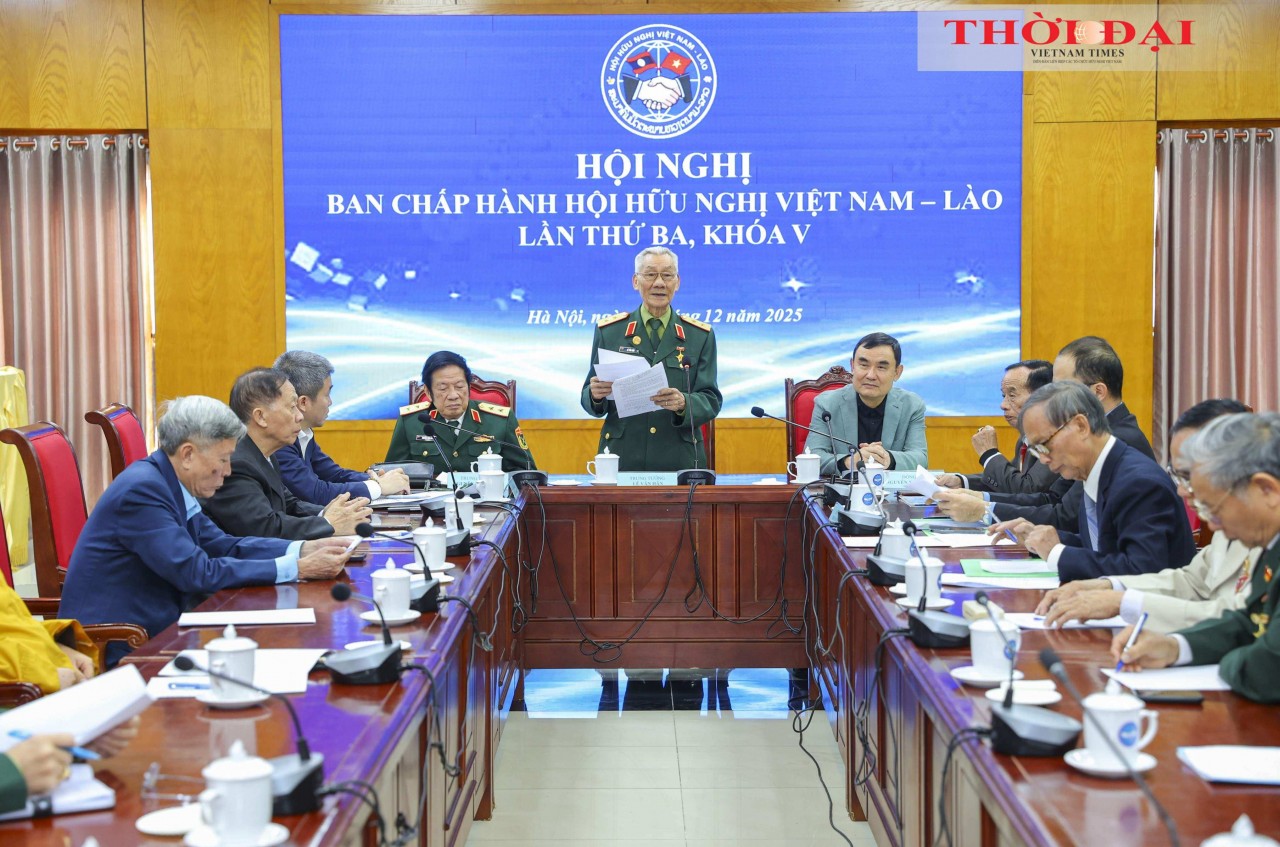 Lieutenant General Le Van Han, Vice Chairman of the Viet Nam-Lao Friendship Association, delivers the opening remarks at the conference. (Photo: Dinh Hoa)