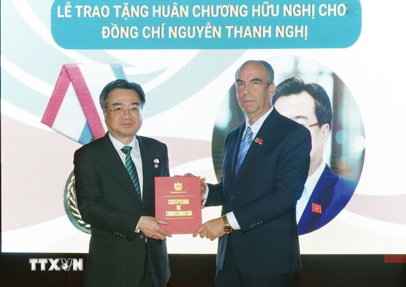 Cuban Ambassador to Viet Nam Rogelio Polanco Fuentes presents the Order of Friendship of the Cuban State to Nguyen Thanh Nghi. (Photo: Phuong Hoa/TTXVN) Cuban Ambassador to Viet Nam Rogelio Polanco Fuentes presents the Order of Friendship of the Cuban State to Nguyen Thanh Nghi. (Photo: Phuong Hoa/TTXVN)