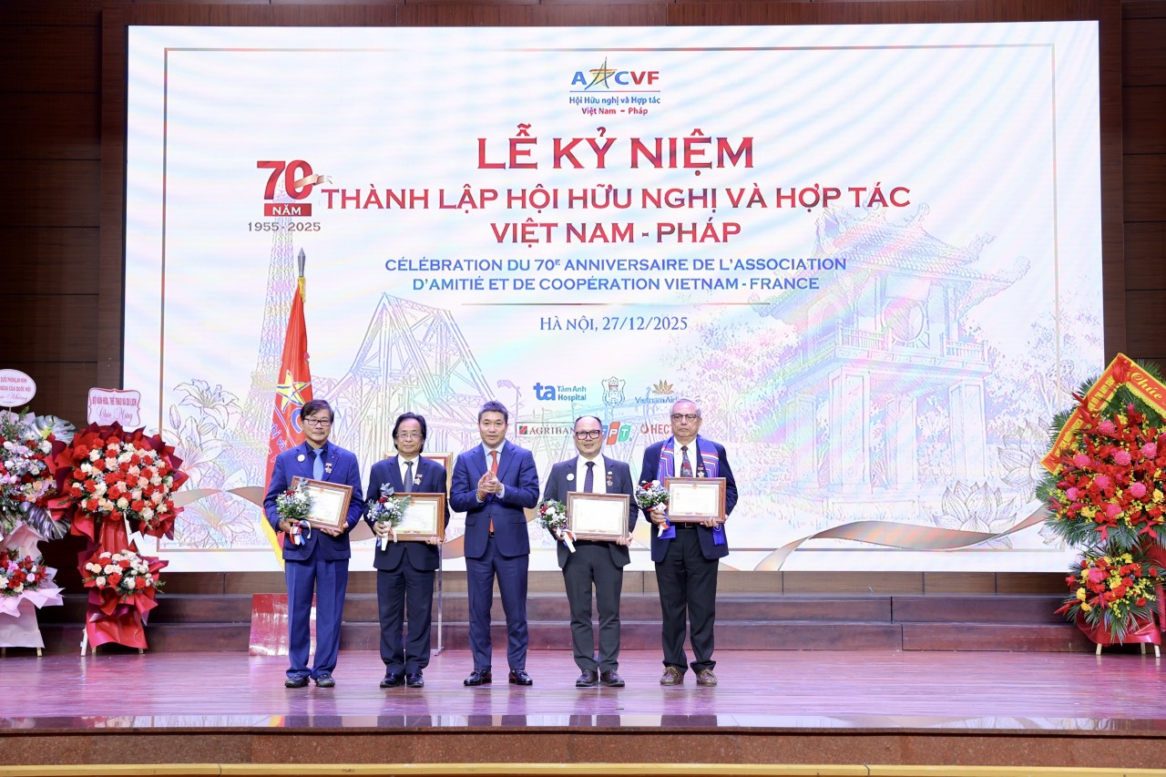 President of the Vietnam Union of Friendship Organizations Phan Anh Sơn presents the commemorative medal “For Peace and Friendship Among Nations” to individuals who have made significant contributions to people-to-people diplomacy. (Photo: Đinh Hòa) President of the Vietnam Union of Friendship Organizations Phan Anh Sơn presents the commemorative medal “For Peace and Friendship Among Nations” to individuals who have made significant contributions to people-to-people diplomacy. (Photo: Đinh Hòa)