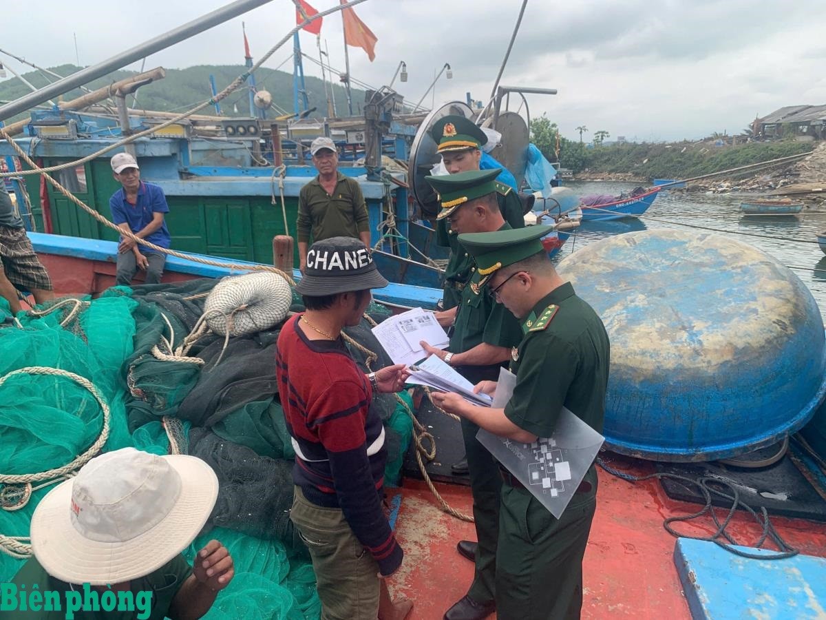 Officers of Pho Quang Border Guard Station regularly work closely with fishermen to firmly grasp the situation and conduct communication on the prevention and combat of IUU fishing (Photo: Duc Tu/Border Guard Newspaper) Officers of Pho Quang Border Guard Station regularly work closely with fishermen to firmly grasp the situation and conduct communication on the prevention and combat of IUU fishing (Photo: Duc Tu/Border Guard Newspaper)