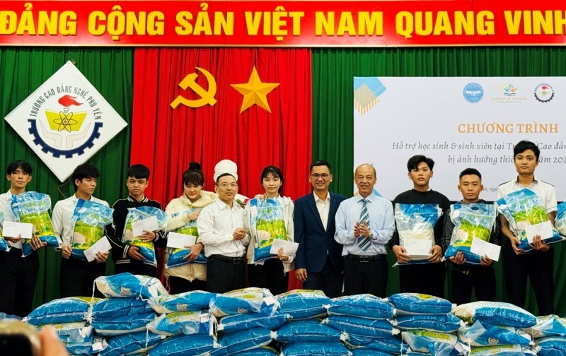 COV/United States Supports Students Affected By Storms And Floods in Dak Lak COV/United States Supports Students Affected By Storms And Floods in Dak Lak