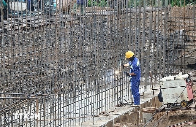 A worker at the construction site of a sub-project of the Cao Lanh - An Huu Expressway project in the Mekong Delta. (Photo: VNA) A worker at the construction site of a sub-project of the Cao Lanh - An Huu Expressway project in the Mekong Delta. (Photo: VNA)