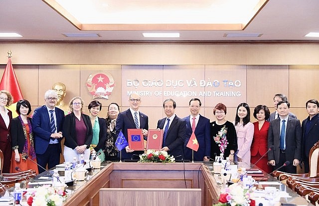 The signing ceremony of the financing agreement for the Viet Nam-EU Vocational Education and Training (VETVET) program.