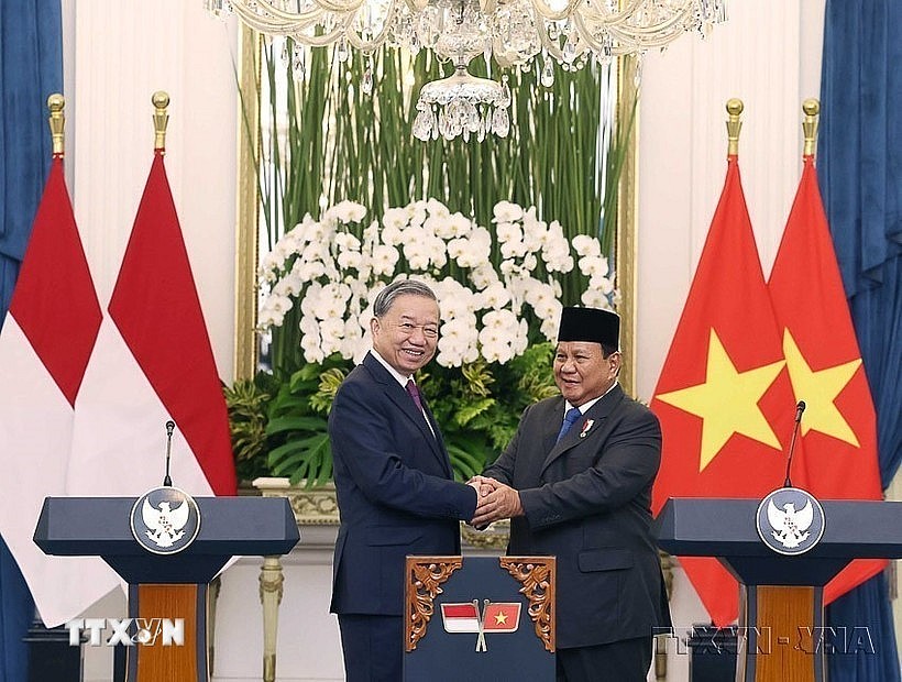 Party General Secretary To Lam (L) and Indonesian President and Chairman of the Great Indonesia Movement Party (Gerindra) Prabowo Subianto announce the elevation of Vietnam – Indonesia relations to a Comprehensive Strategic Partnership in Jakarta, on March 10, 2025. (Photo: VNA)